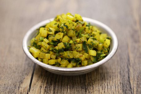 Téléchargez les photos : Mooli ki sabzi, radis blanc cuit à l'indienne. nourriture végétarienne. - en image libre de droit