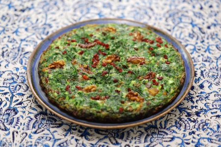 Téléchargez les photos : Kuku sabzi (frittata aux herbes), nourriture iranienne végétarienne - en image libre de droit