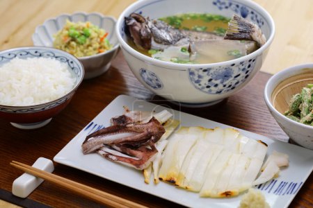 Foto de Una sopa y tres platos de acompañamiento mariscos, cocina japonesa - Imagen libre de derechos