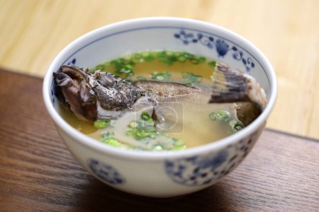 Foto de Sopa de miso con pez roca Kasago, cocina tradicional japonesa - Imagen libre de derechos