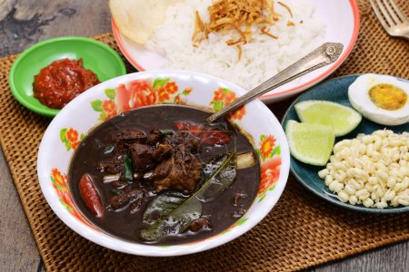 Foto de Nasi rawon, sopa de ternera negra indonesia con arroz. - Imagen libre de derechos