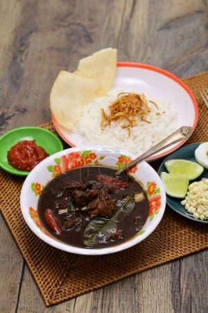 Foto de Nasi rawon, sopa de ternera negra indonesia con arroz. - Imagen libre de derechos