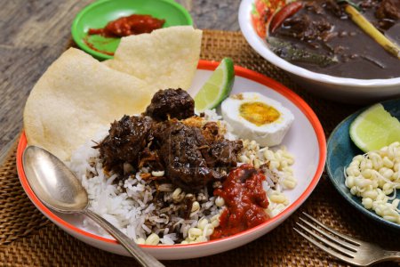 nasi rawon, indonesische schwarze Rindfleischsuppe mit Reis. 