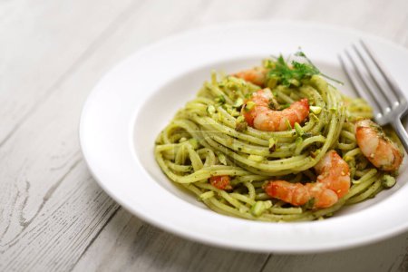 Téléchargez les photos : Pâtes siciliennes au pesto de pistache et crevettes, cuisine italienne - en image libre de droit