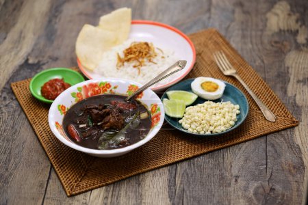 Foto de Nasi Rawon, sopa de carne negra con arroz. Cocina indonesia. - Imagen libre de derechos