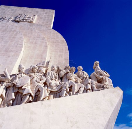 Foto de Vista del Monumento a los Descubrimientos, o Padro dos Descobrimentos, ubicado en Belem en Lisboa Portugal - Imagen libre de derechos