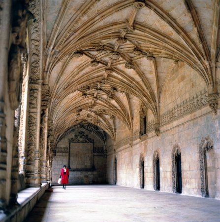 Foto de LISBOA, PORTUGAL-MAYO 19, 2017: El corredor arqueado tallado en el monasterio de Jerónimos en Lisboa, Portugal (Mosteiro dos Jerónimos) - Imagen libre de derechos