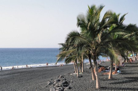 Téléchargez les photos : PUERTO NAOS, LA PALMA-12 SEPTEMBRE 2018 : Touristes sur la plage de volcan noir de Puerto Naos, La Palma, Îles Canaries, Espagne - en image libre de droit