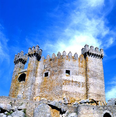 Téléchargez les photos : Le château médiéval de Penedono dans le nord du Portugal, avec des tourelles de prisme et des pavés menant à la porte d'entrée - en image libre de droit
