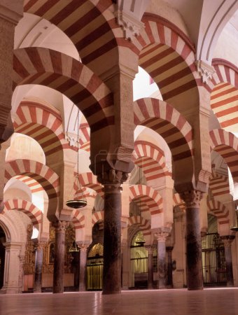 Téléchargez les photos : CORDOBA, ESPAGNE-15 SEPTEMBRE 2022 : La Mezquita a été construite comme cathédrale catholique romaine à Cordoue, en Espagne. Plus tard, elle est devenue la deuxième plus grande mosquée au monde. C'est un site du patrimoine mondial de l'Unesco. - en image libre de droit