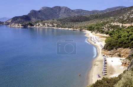 Foto de Una de las mejores playas de Grecia con bandera azul otorgada en la isla de Samos - Imagen libre de derechos