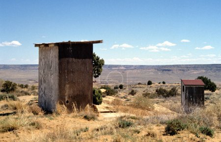 Téléchargez les photos : OLD ARAIBI, USA-SEPTEMBRE 06,1981 : Old Oraibi, Hopi Village on Third Mesa, Hopi Indian Reservation, Arizona. Bâtiments de toilettes traditionnels à l'extérieur du village. Le vieil Araibi est toujours habité, - en image libre de droit
