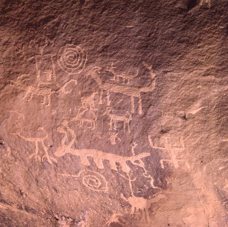 Foto de Detalle de petroglifos, cañón del Chaco en Pueblo Bonito, ruinas indias de Anasazi, Parque Histórico Nacional de la Cultura del Chaco, Nuevo México, EE.UU. Este es un Patrimonio de la Humanidad de la UNESCO - Imagen libre de derechos