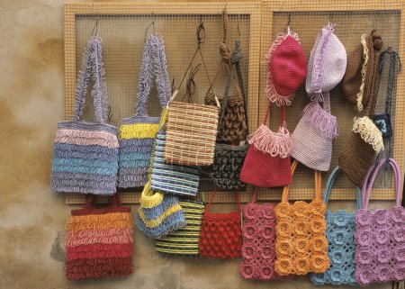 Téléchargez les photos : Sacs de crochet de couleur variée dans un magasin de tourisme en Italie, Europe - en image libre de droit