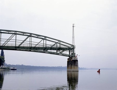 Foto de El puente destruido por los alemanes durante la Segunda Guerra Mundial Maria Valeria Puente sobre el Danubio en Sturovo y Esztergom en la frontera entre Eslovaquia y Hungría. El puente fue restaurado y reabierto el 11 de octubre de 2001.. - Imagen libre de derechos