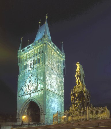 Téléchargez les photos : Statue de Charles V la nuit près de l'entrée de la brdige Charles à Prague, République tchèque - en image libre de droit