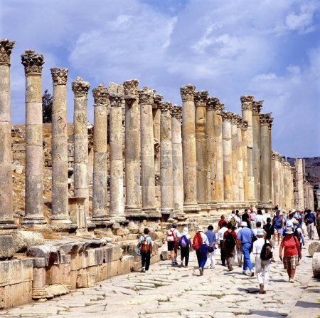 Téléchargez les photos : JERASH, JORDANIE-14 MAI 2018 : Les touristes visitent les ruines de la rue Colonnade dans l'ancienne ville romaine de Gerasa (Jerash moderne) en Jordanie - en image libre de droit