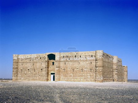 Téléchargez les photos : Qasr Kharana, parfois Qasr al Harrana, Qasr al Kharanah, Kharaneh ou Hraneh, est l'un des châteaux les plus connus du désert situé dans l'est actuel de la Jordanie. Sans personne. - en image libre de droit