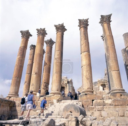 Téléchargez les photos : JERASH, JORDANIE-14 MAI 2018 : Les touristes visitent les ruines de l'ancienne ville romaine de Gerasa (Jerash moderne) en Jordanie - en image libre de droit