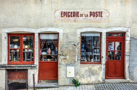 Altes Antiquariat in Frankreich, aber außen steht auf Französisch geschrieben: "epicerie de la poste". Das heißt im englischen Lebensmittelladen und bei der Post