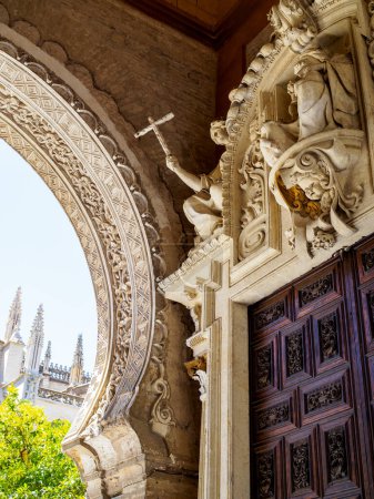 Foto de Puerta del Perdon, con el Patio de los naranjos al fondo. Lado norte de la Catedral de Sevilla. Sevilla, Andalucía, España. - Imagen libre de derechos