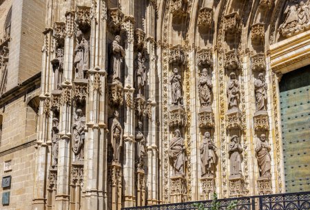 Foto de Serie de esculturas de apóstoles y santos situadas en los nichos a un lado de la Puerta de la Asunción, la entrada principal a la Catedral de Sevilla. Sevilla, Andalucía, España. - Imagen libre de derechos