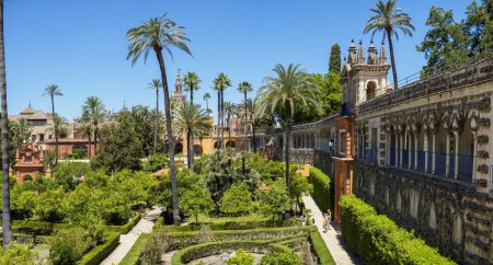 Téléchargez les photos : Séville, Espagne - 30 juillet 2023. Jardins principaux de l'Alcazar de Séville,. Andalousie, Espagne. - en image libre de droit