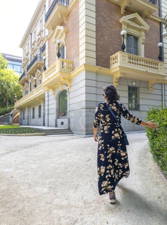Foto de Madrid, España - 27 de agosto de 2023. Una mujer de mediana edad frente a una fachada principal del Museo Lázaro Galdiano. Madrid, España - Imagen libre de derechos