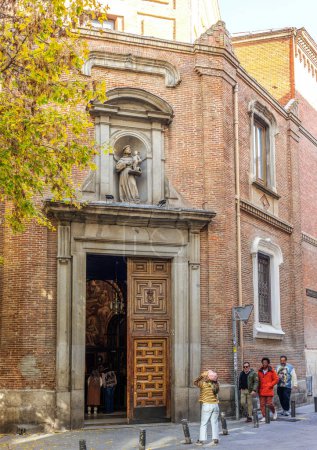 Foto de Madrid, España - 17 de noviembre de 2023. Fachada principal de la Iglesia de San Antonio de los Alemanes. Madrid, España. - Imagen libre de derechos