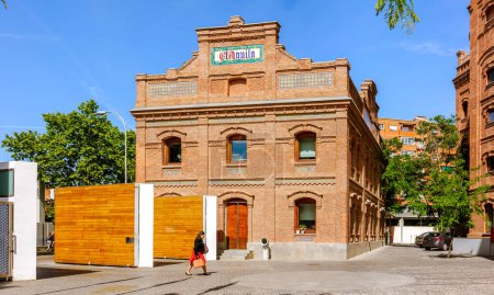Téléchargez les photos : Madrid, Espagne - 3 mai 2024. Entrée principale du bâtiment historique en brique "El Aguila" par une journée ensoleillée à Madrid, Espagne. - en image libre de droit