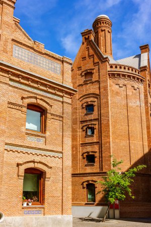 Téléchargez les photos : Madrid, Espagne - 3 mai 2024. Entrée principale du bâtiment historique en brique "El Aguila" par une journée ensoleillée à Madrid, Espagne. - en image libre de droit