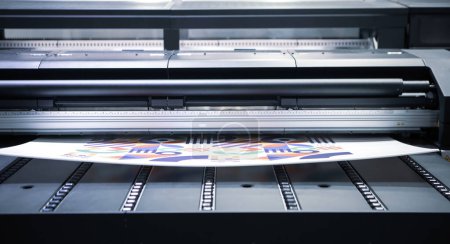 Foto de Impresora o plotter de látex de gran formato. Industria gráfica. - Imagen libre de derechos