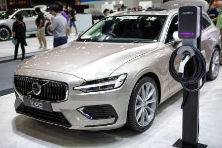 Téléchargez les photos : Bangkok, Thaïlande - 7 décembre 2022 : Volvo V60 Recharge hybride rechargeable présenté dans Motor Expo 2022 - en image libre de droit