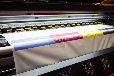 Téléchargez les photos : Imprimante de sublimation grand format pour textiles. Industrie de l'imprimerie. - en image libre de droit