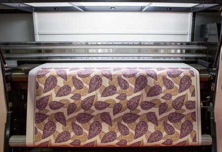 Téléchargez les photos : Machine d'impression textile numérique. Imprimante de transfert de chaleur de tissu de sublimation de colorant de grand format - en image libre de droit