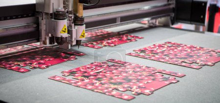 Téléchargez les photos : Digital cutting machine cutting food packaging. Printing industry - en image libre de droit