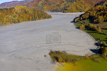 Téléchargez les photos : Aerial photo of the industrial decanting lake at Geamana in Romania. Copper mining residuals polluting the environment - en image libre de droit