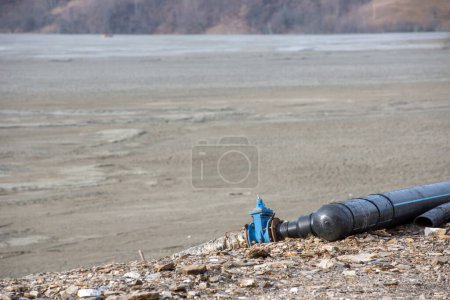 Téléchargez les photos : Décantation du traitement d'installation de tuyaux de lac avec de la chaux et du gypse pour la purification de l'eau des métaux lourds. Geamana, Poieni, Rosia Montana, Roumanie - en image libre de droit
