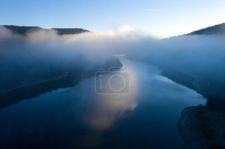 Téléchargez les photos : Vue aérienne d'un lac brumeux. Aube lumières sombres au lever du soleil, temps froid - en image libre de droit