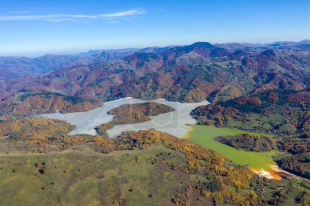 Téléchargez les photos : Vue aérienne d'un immense étang, contamination par le cuivre des métaux lourds qui se déverse dans le lac. Geamana, Rosia Montana, Roumanie - en image libre de droit