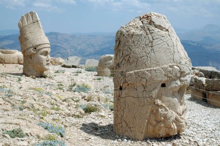 Téléchargez les photos : Dieu géant se dirige sur le mont Nemrut. Anatolie, Turquie. Anciennes statues colossales en pierre représentant des figures mythologiques légendaires - en image libre de droit