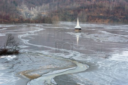 Foto de Iglesia inundada y sumergida por aguas residuales tóxicas de una mina de cobre y oro. Lago Decanting, Geamana, Rosia Montana, Rumania - Imagen libre de derechos