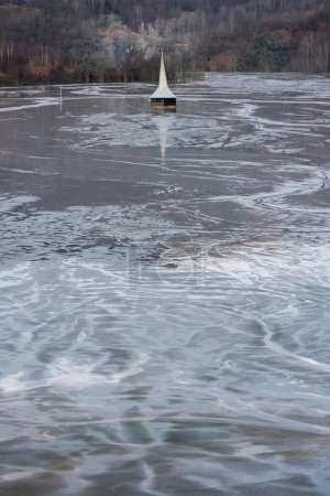 Téléchargez les photos : Église inondée et submergée par les eaux usées toxiques d'une mine de cuivre et d'or. Lac de décantation, Geamana, Rosia Montana, Roumanie - en image libre de droit