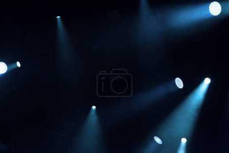 Foto de Luces de escenario en la oscuridad. Fondo de concepto de festival de música en vivo - Imagen libre de derechos