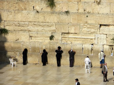 Téléchargez les photos : JERUSALEM, ISRAEL - 15 MAI 2015 : Des juifs israéliens prient au mur occidental de Jérusalem - en image libre de droit