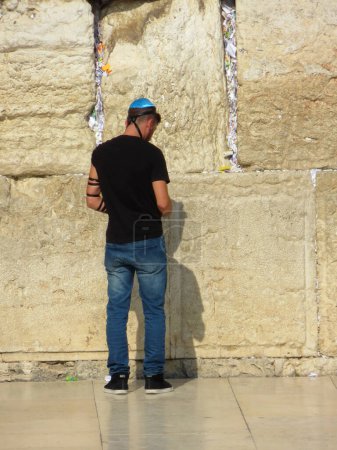 Téléchargez les photos : JERUSALEM, ISRAEL - 15 MAI 2015 : Un juif israélien prie sur le mur occidental de Jérusalem - en image libre de droit