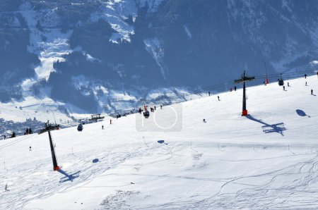 Téléchargez les photos : KAPRUN, AUTRICHE - 6 MARS 2012 : Des skieurs non identifiés montent avec un téléski à Zell am See et profitent de la dernière semaine de ski de la saison dans les Alpes autrichiennes - en image libre de droit