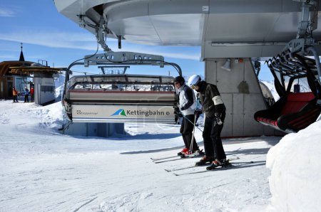 Téléchargez les photos : KAPRUN, AUTRICHE - 6 MARS 2012 : Des skieurs non identifiés montent avec un téléski à Zell am See et profitent de la dernière semaine de ski de la saison dans les Alpes autrichiennes - en image libre de droit