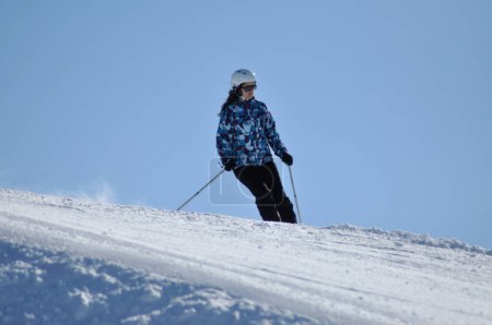 Téléchargez les photos : KAPRUN, AUTRICHE - 5 MARS 2012 : skieur non identifié descendant la piste par une belle journée ensoleillée, à Kitzsteinhorn, Alpes autrichiennes - en image libre de droit