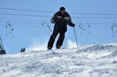 Téléchargez les photos : KAPRUN, AUTRICHE - 5 MARS 2012 : skieur non identifié descendant la piste par une belle journée ensoleillée, à Kitzsteinhorn, Alpes autrichiennes - en image libre de droit